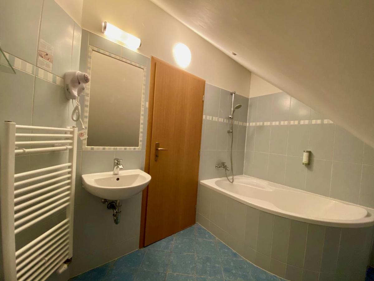 Hotel Pod Koksinem Spalene Porici ภายนอก รูปภาพ
